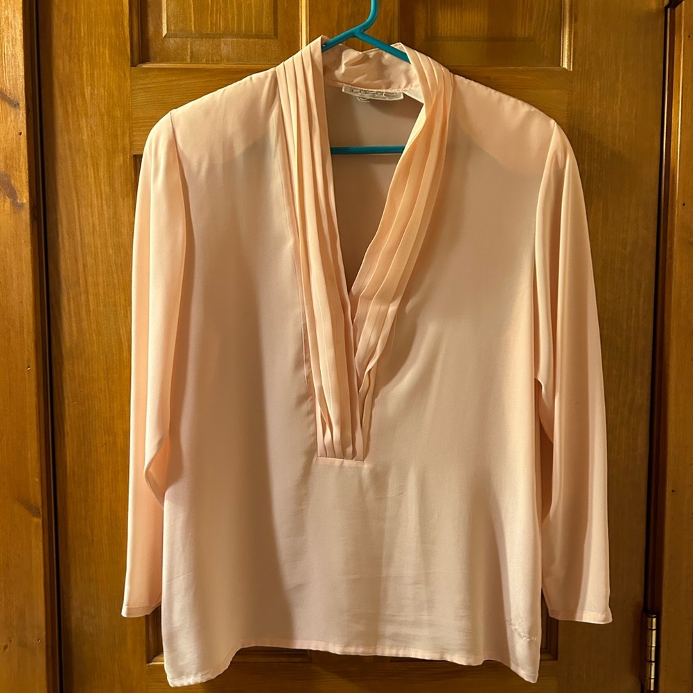 Blouse by La Chine Classic. Size 8 pale pink 🍎